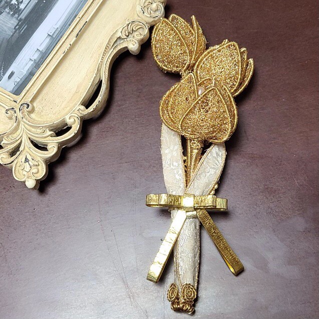 ワイヤーアートアクセサリー+フランス刺繍でコサージュ完成しました。